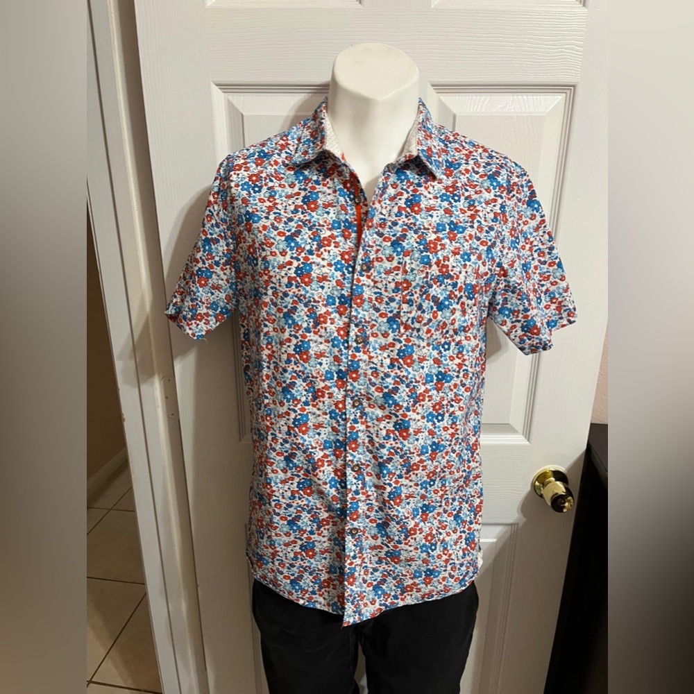 (10) Across the Pond Blue and red floral short sleeve button up shirt